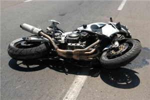 摩托车事故是否可以向保险公司索赔意外险？