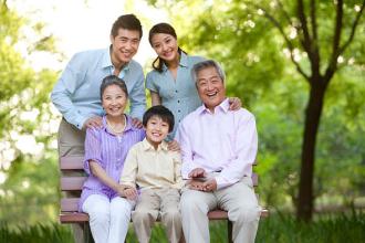 如何给家里孩子、成人和老人配置保险？
