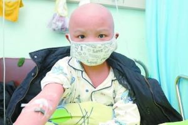3岁儿子患白血病，妈妈卖房救子：因病致穷，毁掉了多少中国家庭？