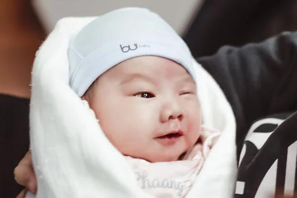 去香港给小孩买保险