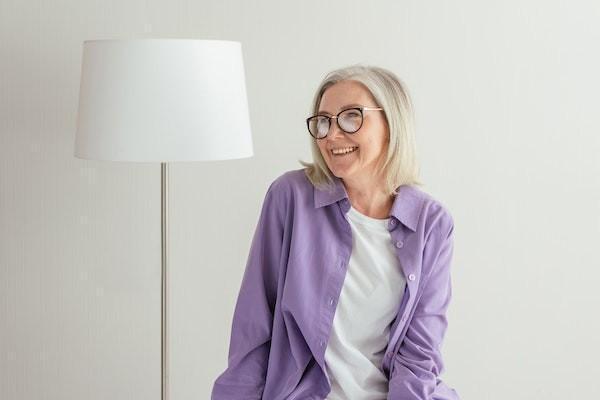 女42岁交养老保险退休后怎么领取，能领取多少