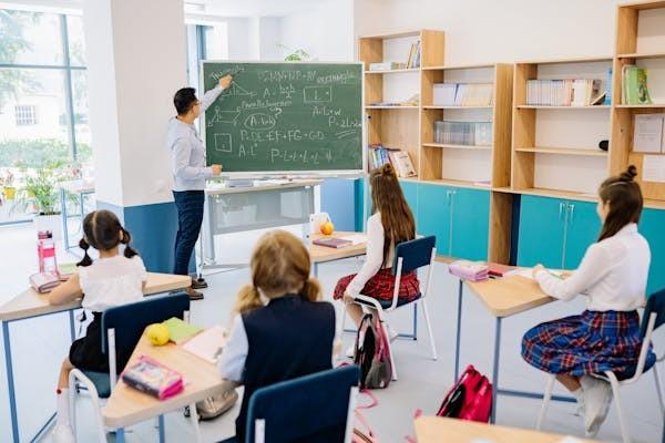 2025孩子学平险选购全攻略，附热门产品对比参考+避坑指南与投保提示！